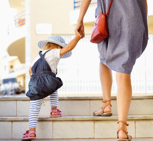 niña con niñera